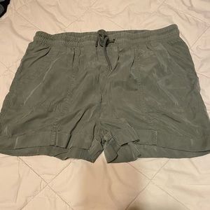 Mid-Rise tie front utility short